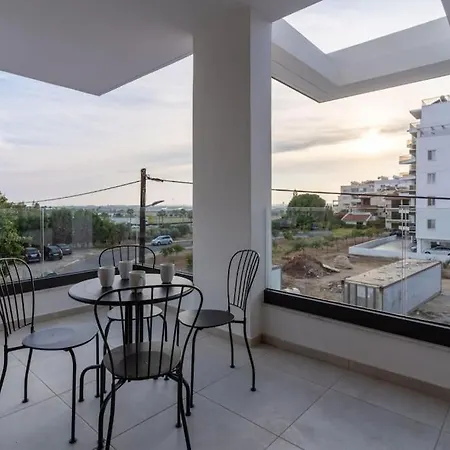 Beachcomber 2-bedroom In Апартаменты Ларнака