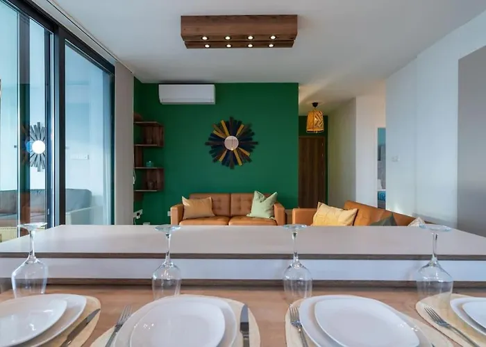 Beachcomber 2-bedroom In * Ларнака